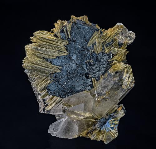 Quartz, Rutile, Hematite<br />Ibitiara, Bahia, Región Nordeste, Brasil<br />6.5 x 7.5 cm<br /> (Author: am mizunaka)