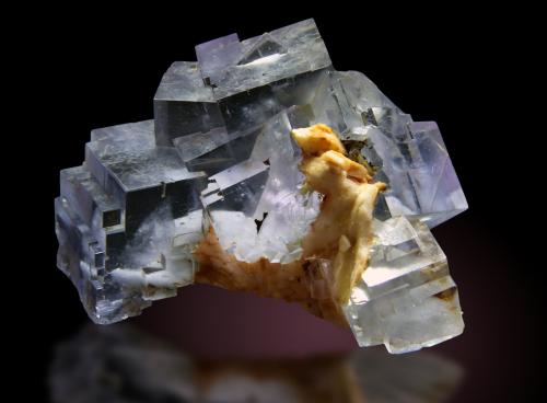 Fluorita<br />La Cabaña, zona minera de Berbes, Valdelmar, Berbes, Ribadesella, Comarca Oriente, Principado de Asturias (Asturias), España<br />85 x 60mm, cristales hasta 30mm<br /> (Autor: Raul Vancouver)