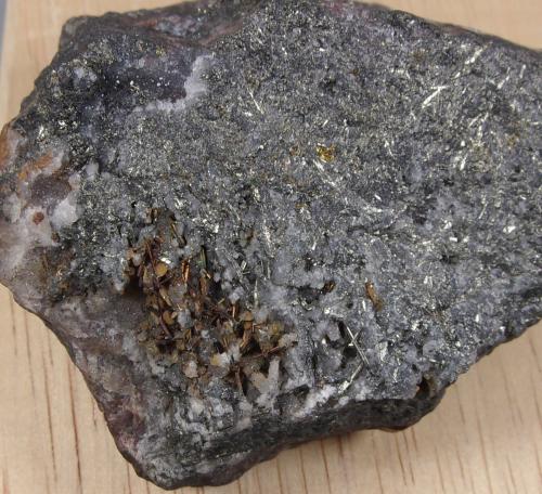 Emplectita<br />Tannenbaum Mine, Antonsthal, Breitenbrunn, Erzgebirgskreis, Saxony/Sachsen, Germany<br />5,4 x 3,6 x 2,5 cm.<br /> (Autor: J. G. Alcolea)