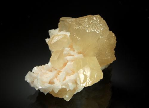 Calcite<br />Cantera Corydon Stone Co., Corydon, Condado Harrison, Indiana, USA<br />3.8 x 4.9 cm<br /> (Author: crosstimber)