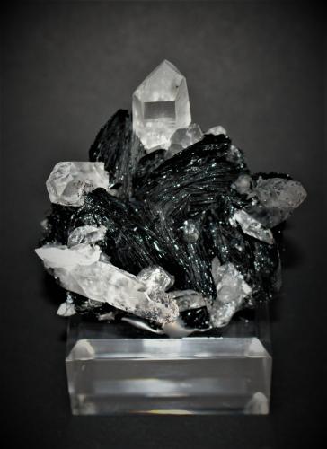 Hematite and Quartz<br />Jinlong, Longchuan, Prefectura Heyuan,  Provincia Guangdong, China<br />60mm x 60mm x 40mm<br /> (Author: Philippe Durand)