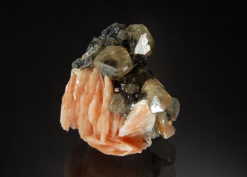 Cerussite<br />Mibladen (distrito minero Mibladen), Midelt, Provincia Midelt, Región Drâa-Tafilalet, Marruecos<br />2.3 x 2.6 cm<br /> (Author: crosstimber)