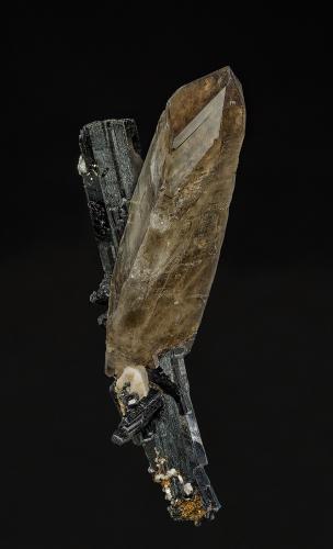 Quartz (variety smoky quartz), Aegirine, Albite<br />Monte Malosa, Distrito Zomba, Malawi<br />9.0 x4.1 cm<br /> (Author: am mizunaka)