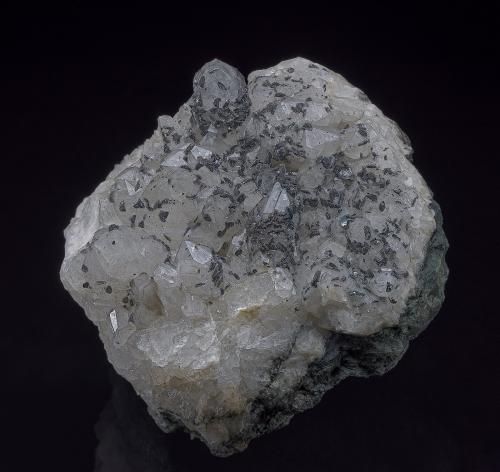 Quartz, Hematite<br />Cornwall, Inglaterra / Reino Unido<br />7.0 x 7.8 cm<br /> (Author: am mizunaka)