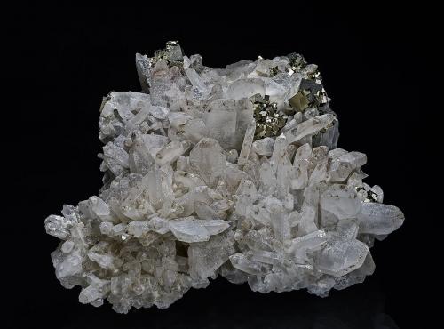 Quartz, Pyrite<br />Prefectura Hezhou, Región Autónoma Guangxi Zhuang, China<br />10.7 x 10.2 cm<br /> (Author: am mizunaka)