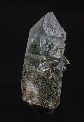 Quartz with Chlorite inclusions<br />Urales Polares, Siberia Occidental, Rusia<br />7.0 x 3.2 cm<br /> (Author: am mizunaka)