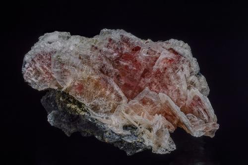 Barite, Realgar<br />Pozo 5, Baia Sprie, Maramures, Rumanía<br />5.8 x 3.5 cm<br /> (Author: am mizunaka)