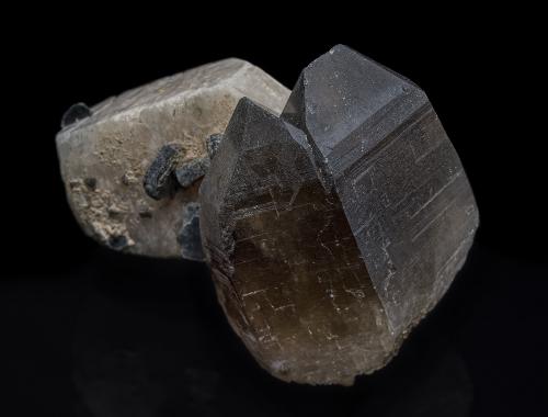 Quartz (variety smoky quartz), Microcline, Muscovite<br />Tanakami-yama (Tanokami-yama), Otsu, Prefectura Shiga, Región Kinki, Isla Honshu, Japón<br />5.0 x 3.6 cm<br /> (Author: am mizunaka)