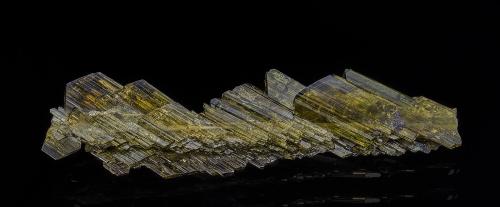 Epidote<br />Hachupa, Distrito Shigar, Gilgit-Baltistan (Áreas del Norte), Paquistán<br />7.0 x 1.8 cm<br /> (Author: am mizunaka)