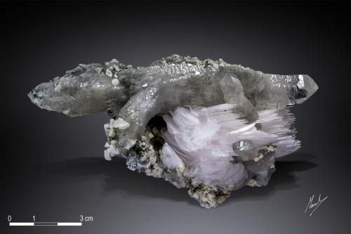 Quartz and Calcite<br />Zona minera Huanggang, Hexigten Banner (Kèshíkèténg Qí), Chifeng (Ulanhad), Región Autónoma Mongolia Interior, China<br />122 x 59 mm<br /> (Author: Manuel Mesa)