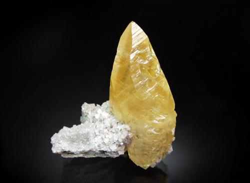 Calcite<br />Mina Sweetwater, Ellington, Distrito Viburnum Trend, Condado Reynolds, Missouri, USA<br />3.0 x 5.0 x 6.0 cm.<br /> (Author: crosstimber)