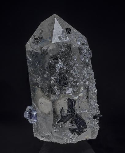 Quartz, Fluorite, Ferberite<br />Mina Yaogangxian, Yizhang, Prefectura Chenzhou, Provincia Hunan, China<br />4.5 x 1.9 cm<br /> (Author: am mizunaka)