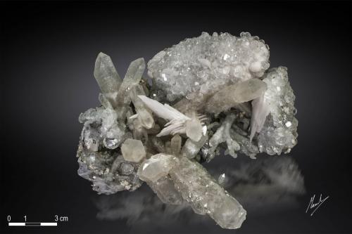 Quartz with Calcite and Fluorite<br />Zona minera Huanggang, Hexigten Banner (Kèshíkèténg Qí), Chifeng (Ulanhad), Región Autónoma Mongolia Interior, China<br />145 x 118 mm<br /> (Author: Manuel Mesa)