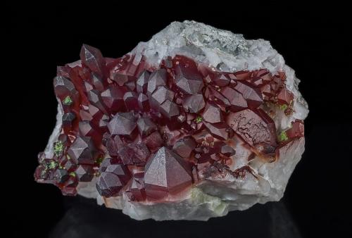 Quartz, Nickelaustinite<br />Distrito minero Bou Azzer, Región Drâa-Tafilalet, Marruecos<br />7.2 x 5.4 cm<br /> (Author: am mizunaka)