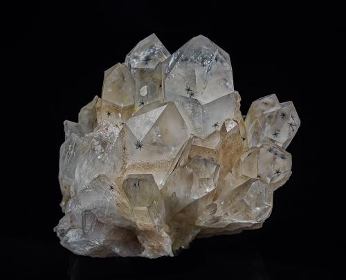 Quartz, Hollandite<br />Anketsaketsa, Distrito Ambatofinandrahana, Región Amoron'i Mania, Provincia Fianarantsoa, Madagascar<br />5.5 x 5.3 cm<br /> (Author: am mizunaka)