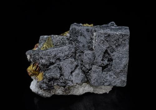 Galena, Quartz, Chalcopyrite<br />Mina Shiraita, Uonuma, Prefectura Niigata, Región Chubu, Isla Honshu, Japón<br />3.2 x 2.2 cm<br /> (Author: am mizunaka)