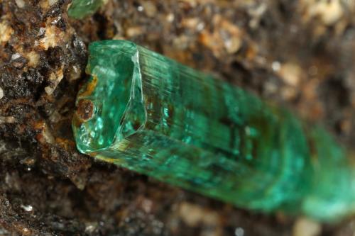 Beryl (variety emerald), Calcite<br />Chivor (distrito minero), Mina Porvenir, Municipio Chivor, Cinturón Esmeraldífero Oriental, Departamento Boyacá, Colombia<br />65x87x77mm, main xl=43mm<br /> (Author: Fiebre Verde)