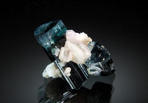 Elbaite and Albite<br />Sabsar, Valle Indo, Distrito Baltistán, Gilgit-Baltistan (Áreas del Norte), Paquistán<br />2.1 x 2.2 cm<br /> (Author: crosstimber)