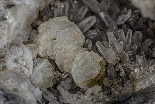 Quartz, Calcite<br />Isla Livingston, Islas Shetland del Sur, Península Antártica, Antártida Occidental, Antártida<br /><br /> (Author: am mizunaka)