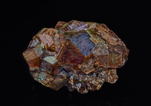 Andradite<br />Mina Kohse, Tenkawa, Yoshino-gun, Prefectura Nara, Región Kinki, Isla Honshu, Japón<br />2.6 x 1.8 cm<br /> (Author: am mizunaka)