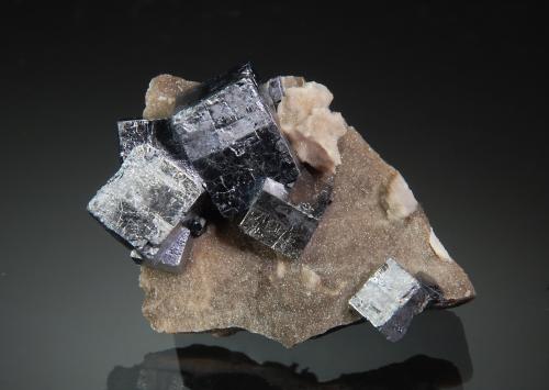 Galena<br />Mina Mid-Continent, Picher Field, Treece, Distrito Tri-State, Condado Cherokee, Kansas, USA<br />2.4 x 3.5 cm<br /> (Author: crosstimber)