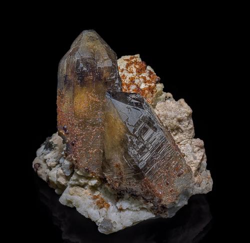 Quartz (variety smoky quartz), Spessartine<br />Catas Spessartina Wushan, Tongbei, Yunxiao, Prefectura Zhangzhou, Provincia Fujian, China<br />9.2 x 7.5 cm<br /> (Author: am mizunaka)