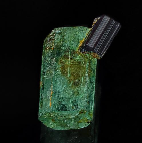 Beryl (variety emerald), Rutile<br />Mina Rist, Hiddenite, Condado Alexander, North Carolina, USA<br />1.1 x .55 cm<br /> (Author: am mizunaka)