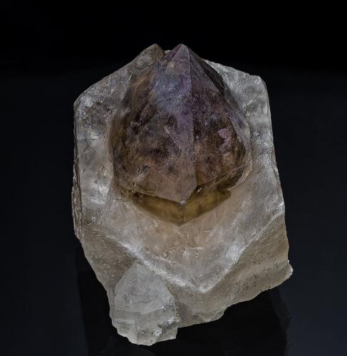 Quartz (variety smoky quartz), Quartz<br />Monte Petersen, Zona Hallelujah Junction, Condado Washoe, Nevada, USA<br />3.2 x 4.2 cm<br /> (Author: am mizunaka)