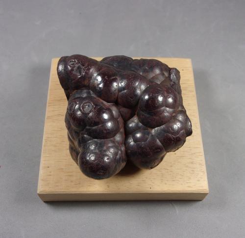 Hematites (variedad botrioidal)<br />Knollengrube, Bad Lauterberg, Göttingen, Harz, Baja Sajonia/Niedersachsen, Alemania<br />7 x 6,6 x 3,7 cm.<br /> (Autor: J. G. Alcolea)