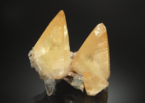 Calcite<br />Joplin, Distrito Tri-State, Condado Jasper, Missouri, USA<br />4.2 x 5.5 x 5.6 cm<br /> (Author: crosstimber)