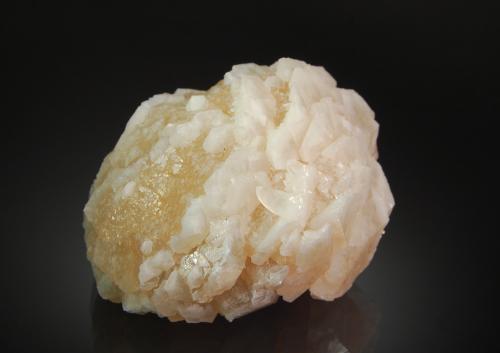 Calcite on fluorite<br />Mina Knight, Filón Knight, Distrito minero Illinois-Kentucky Fluorspar, Condado Hardin, Illinois, USA<br />4.0 x 5.6 x 6.5 cm.<br /> (Author: crosstimber)