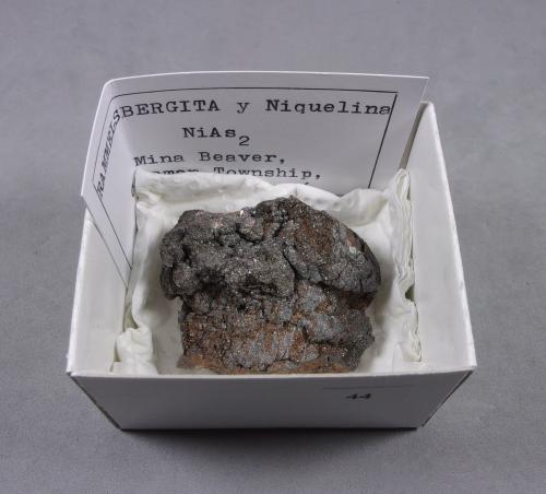 Rammelsbergita<br />Mina Beaver, Coleman, Zona Cobalt, Región Cobalt-Gowganda, Distrito Timiskaming, Ontario, Canadá<br />4,5 x 3,5 x 1,7 cm.<br /> (Autor: J. G. Alcolea)