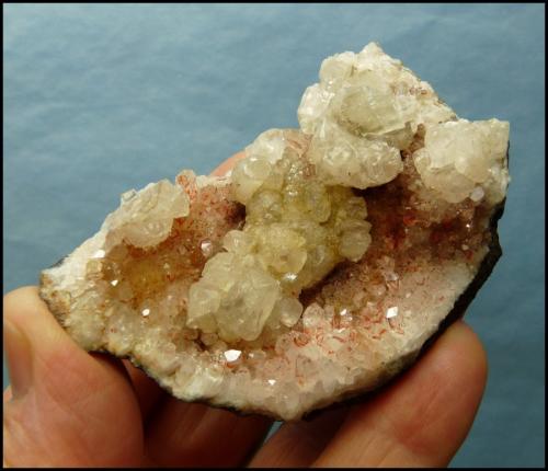 Calcite and Quartz<br />Montes Goboboseb, Zona Brandberg, Región Erongo, Namibia<br />69 x 46 x 26 mm<br /> (Author: Pierre Joubert)