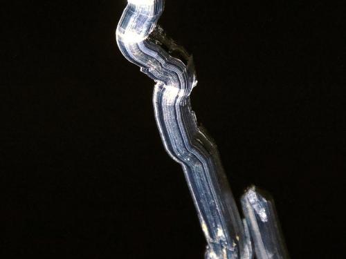 Stibnita (Estibina)<br />Xikuangshan depósito de antimonio, Lengshuijiang, Prefectura  Loudi, Provincia Hunan, China<br />Cristal mayor de 9 cm.<br /> (Autor: Antonio P. López)