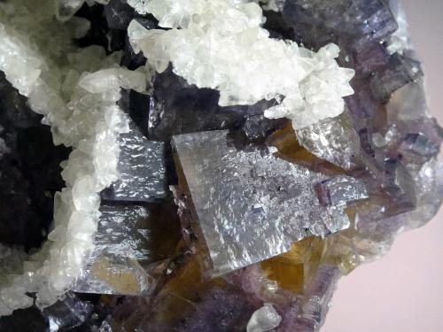 Fluorita y Calcita<br />Mina Denton, nivel Rosiclare, Grupo Goose Creek Mine, Sub-Distrito Harris Creek, Condado Hardin, Illinois, USA<br />Arista cristal central de 4 cm.<br /> (Autor: Antonio P. López)