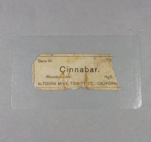 _Cinabrio, etiqueta.<br />Altoona Mine, Ramshorn Summit, Distrito Altoona, Condado Trinity, California, USA<br />6,8 x 5,2 x 3,2 cm.<br /> (Autor: J. G. Alcolea)