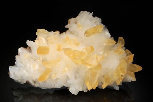 Calcite<br />Canteras Pashan, Pashan, Distrito Pune (Distrito Poonah), Maharashtra, India<br />5.0 x 8.5 cm<br /> (Author: crosstimber)