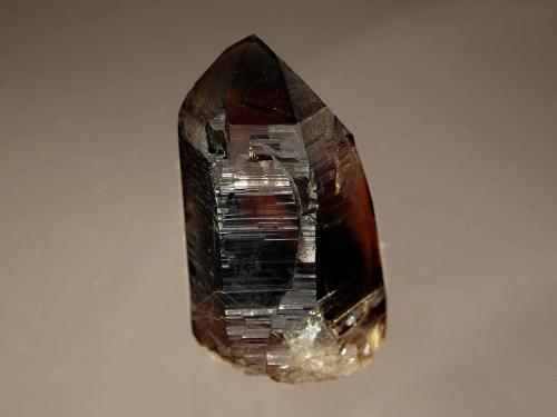 Quartz var. smoky quartz<br />Moat Mountain, Hale, Condado Carroll, New Hampshire, USA<br />3.0 x 5.6 cm<br /> (Author: crosstimber)