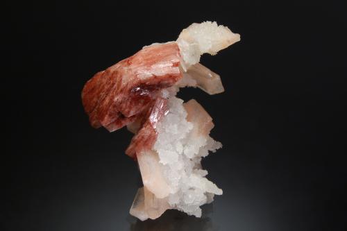 Heulandite-Ca with Stilbite-Ca and Quartz (variety chalcedony)<br />Distrito Jalgaon, Maharashtra, India<br />3.7 x 5.4 cm<br /> (Author: crosstimber)