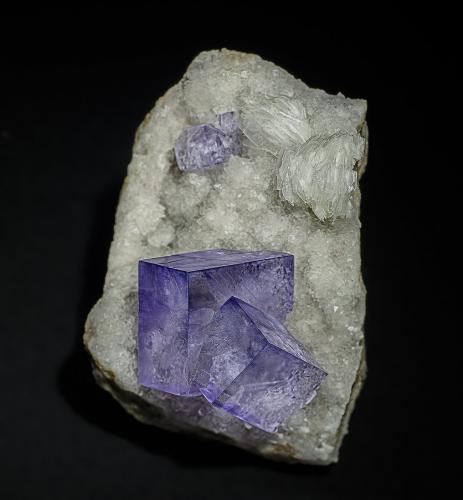 Fluorite, Quartz, Barite<br />Jebel Tirhemi, Taourirt, Provincia Taourirt, Región Oriental, Marruecos<br />4.7 x 3.3 cm<br /> (Author: am mizunaka)