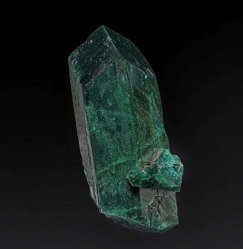 Dioptase<br />Kaokoveld Plateau, Región Kunene, Namibia<br />4.4 x 1.7 cm<br /> (Author: am mizunaka)