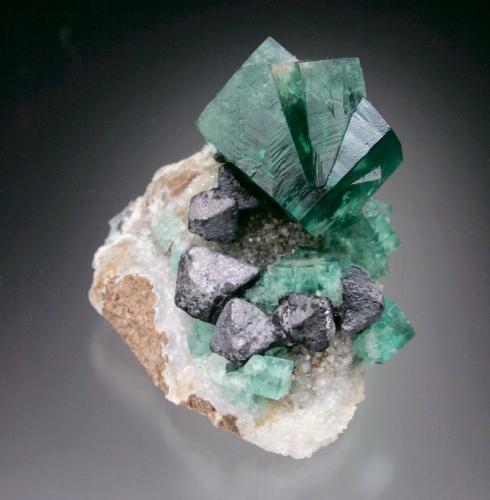 Fluorite, Galena, Quartz<br />Mina Rogerley, Frosterley, Weardale, North Pennines Orefield, County Durham, Inglaterra / Reino Unido<br />5x4x4 cm<br /> (Author: Jesse Fisher)