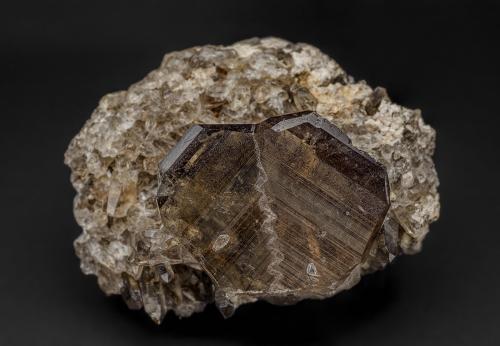 Quartz (variety smoky quartz)<br />Mina Tiro Estrella, Montes El Capitan, Distrito Capitan, Condado Lincoln, New Mexico, USA<br />6.0 x 4.2 cm<br /> (Author: am mizunaka)