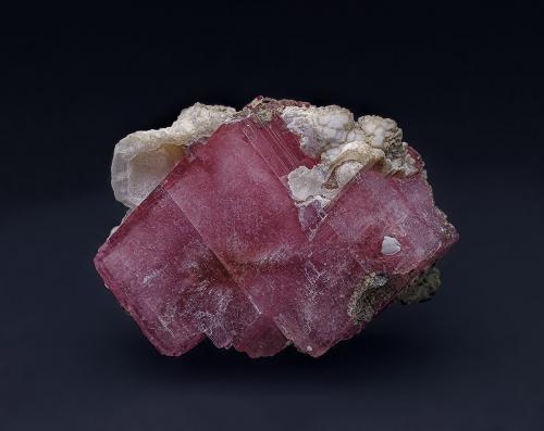 Rhodochrosite, Quartz<br />Mina Belmont, Butte, Distrito Butte, Condado Silver Bow, Montana, USA<br />2.7 x 2.0 cm<br /> (Author: am mizunaka)