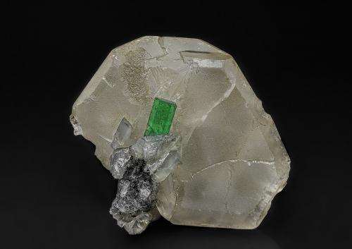 Beryl (variety emerald), Calcite<br />La Pita (distrito minero), Mina Cunas, Municipio Maripí, Cinturón Esmeraldífero Occidental, Departamento Boyacá, Colombia<br />3.9 x 3.7 cm<br /> (Author: am mizunaka)