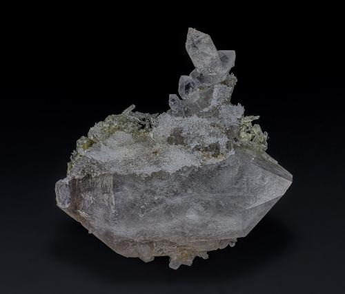 Quartz, Calcite<br />Isla de Serifos, Islas Cícladas, Prefectura de las Cícladas, Egeo meridional, Grecia<br />6.0 x 5.6 cm<br /> (Author: am mizunaka)