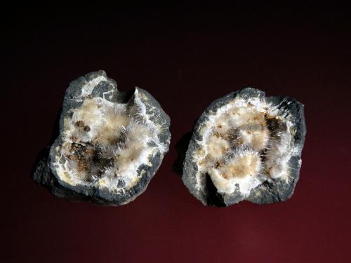 Kutnohorita y Aragonito<br />Levane, Bucine, Valdarno (Val d'Arno), Provincia Arezzo, Toscana, Italia<br />3 x 3 cm. cada pieza<br /> (Autor: Antonio P. López)