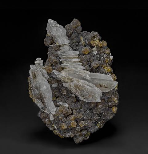 Quartz, Andradite<br />Pozo Bor, Depósito Dalnegorsk B, Dalnegorsk, Distrito urbano Dalnegorsk, Primorsky Krai, Rusia<br />6.8 x 4.7 cm<br /> (Author: am mizunaka)