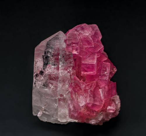 Quartz, Rhodochrosite<br />Mina Sweet Home, Monte Bross, Distrito Alma, Condado Park, Colorado, USA<br />2.5 x 2.7 cm<br /> (Author: am mizunaka)