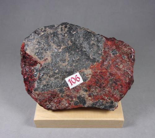 Zincita con Franklinita y Willemita<br />Franklin, Franklin Mining District, Sussex County, New Jersey, USA<br />11,5 x 8 x 2,3 cm.<br /> (Autor: J. G. Alcolea)